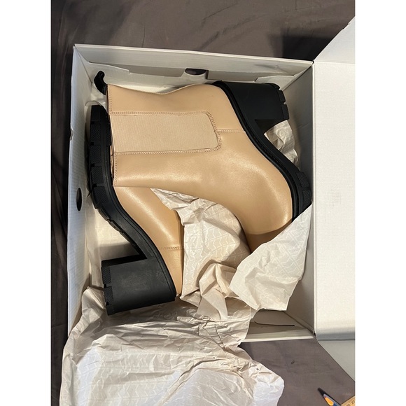 Marc Fisher Vanlisa Chelsea Boot in Light Natural Size 10 NWT - Picture 2 of 3